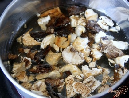 Сушеные грибы залить кипятком и оставить для набухания, уварить до мягкости грибов.