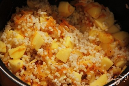 Картофель нарезать мелким кубиком и добавить в овощам, готовить помешивая 5-7 мин. Затем добавить готовую перловку.