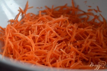 Морковь натереть , полить лимонным соком, немного посолить и помять рукой.