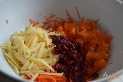 В салатнике смешать морковь, натертый на терке сыр и сушеную клюкву .Полить маслом и посолить по вкусу. Хорошо перемешать.