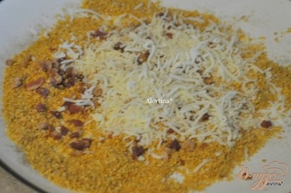 Нагреть духовку до 180 гр.Смешать кукурузные чипсы с крошкой бекона,добавить майоран, соль и перец по вкусу,сыр.