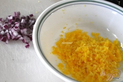 Яйца очистить, отделить желтки и белки отдельно. Желтки на терке.