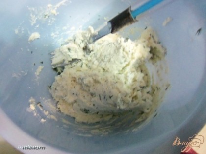 Укроп мелко нарезать и смешать с творожным сыром.