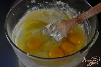 Разогреть духовку до 180 гр. Смазать маслом форму с трубочкой на 12 стаканов.Взбить сахар, сливочное масло, ванилин и яйцо в большой миске на минимальной скорости, соскребая со стенок тесто , примерно 5 мин.