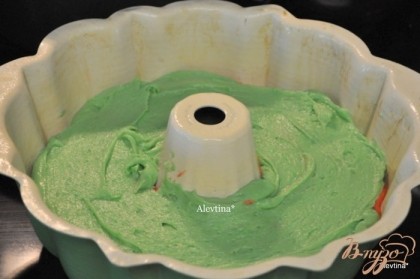 Сначала в форму вылить белое тесто,затем красное,заканчиваем зеленым. Разровняем лопаточкой. Поставим в духовку 65-70 мин.