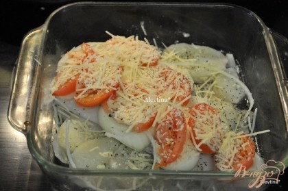 На жаропрочное блюдо выложить отваренный картофель,половину луковицы, затем филе трески,посолить и поперчить,посыпать рыбными специями. Сверху опять лук, помидоры кольцами и сыр пармезан.Поставить в духовку на 180 гр.на 25-30 мин.