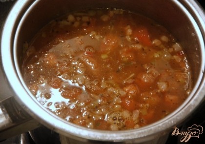 Добавить мелко нарезанный томат (без шкурочки), бульон