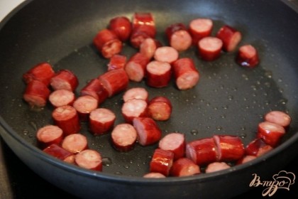 Копчёные колбаски обжарить до румяности на сковороде