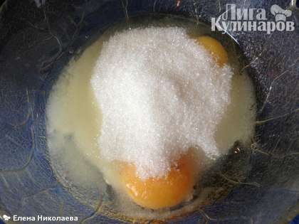 Разбиваем пару яиц, добавляем оба вида сахара
