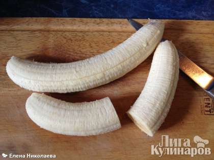 Банан можно просто раздавить толкушкой или взбить в пюре блендером
