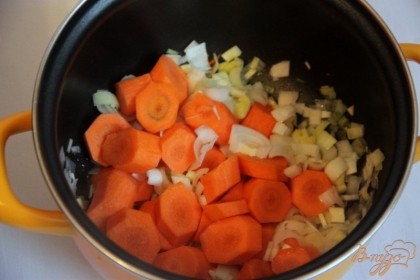 Нарезать крупно лук, чеснок, морковь. Разогреть в сотейнике масло и обжарить в нём овощи ок. 5 мин., вынуть шумовкой, отложить