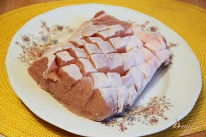 Мясо помыть, обсушить, надрезать крестоообразно, чтобы получились "ромбики". Посолить и поперчить хорошенько.