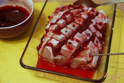 Вставить с помощью толстой спицы (термометра) в мясо гвоздички. Выложить в смазанную маслом ф-му. Полить половиной соуса.