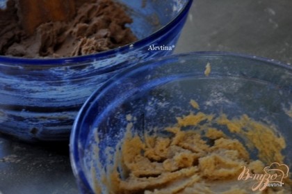 Разделить масляную смесь на 2 части,добавить в сухую  мучную белую и в какао смесь. Перемешать в каждой своей емкости .Поставить тесто в холодильник на 30 мин.обе ёмкости.