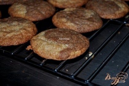 Готовое печенье достанем из духовки. Дадим остыть 5 мин.Переложим на решетку и дать полностью остыть.