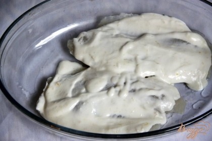 Предварительно размороженное филе (у меня - тилапия) промокнуть от лишней влаги, выложить в смазанную маслом форму, смазать сметанным соусом