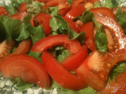 На большую тарелку разложить салатные листья и дольки помидор.Затем посыпать орешками, сухарикми и зеленью кинзы.Полить маслом, соль и перец по вкусу.