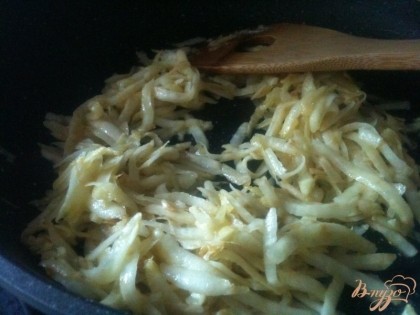 Обжарить до мягкости (3-5 мин.)  на сковороде с небольшим кол. оливкового масла. Выложить на тарелочку и дать остыть.