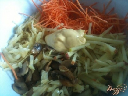 Морковь и яблоко нарезать тонко.Уложить все в салатник и заправить майонезом (1 ст.л.) Соль и черный перец по вкусу.