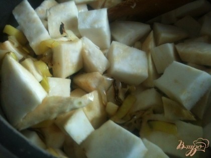 Добавить сельдерей, нарезанный на кубики. Залить бульоном и сварить до готовности овощей.