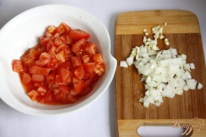 Нарезать кубиками лук,чеснок, помидор (предварительно ошпарить, снять шкурочку)