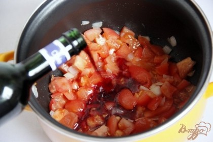 Обжарить на растительном масле до прозрачности лук, чеснок, затем добавить томаты, добавить красное вино, накрыть крышкой, тушить на медл.огне ок. 15 мин.