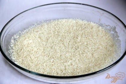 ФОрму смазать маслом, выложить на дно рис