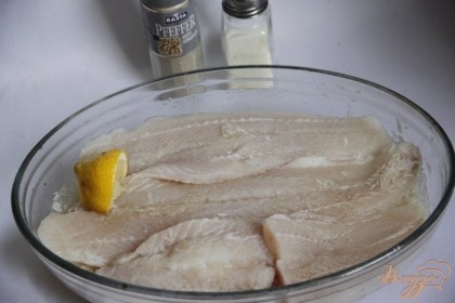 Сверху выложить приправленную лимонным соком, солью, белым молотым перцем рыбу