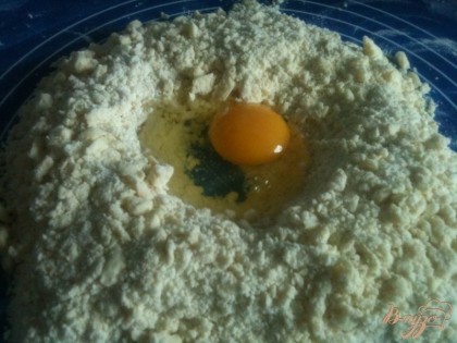 Выбить яйцо и после добавить ледяной воды.
