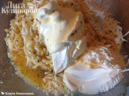Добавляем взбитое вилкой 1 яйцо, солим, если брынза несоленая, и перчим по вкусу.