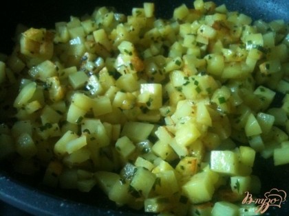 На сковороде с оливковым маслом обжарить картофель до готовности. Соль и специи по вкусу.