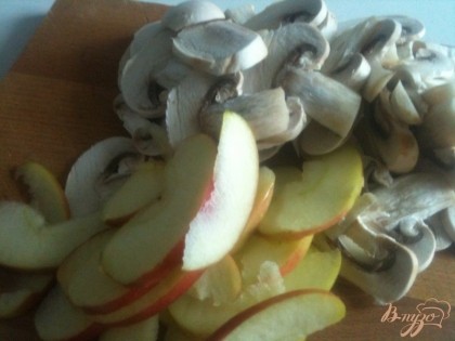Грибы и яблоко нарезать тонкими дольками.