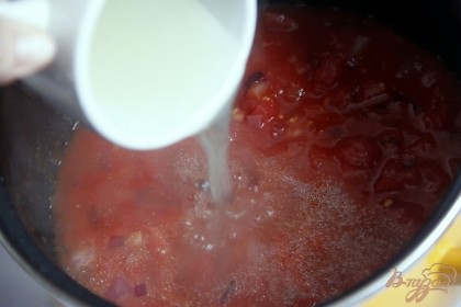 На растит. масле обжарить мелко нарезанный лук и чеснок, добавить базилик и томаты в собственном соку, тушить 5-7 мин. Добавить бульон, в котором варились голени.