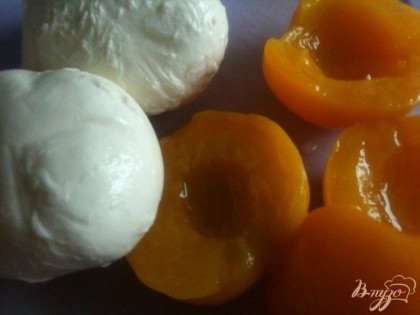 Основные продукты. Сыр и половинки персиков нарезать на кружочки.