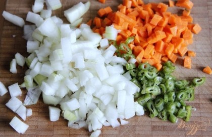 Мелко нарезать кубиками лук, морковь, сельдерей