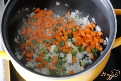 Добавить морковь, сельдерей и тушить овощи до мягкости