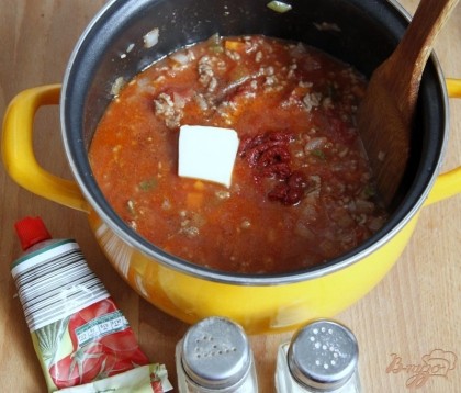 Добавить томатную пасту, кусочек сливочного масла, вернуть на огонь на 10-12 мин., приправить солью, перцем по вкусу. Кислоту можно отрегулировать сахаром.