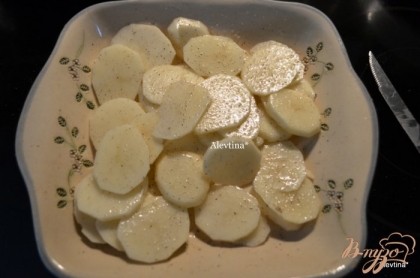 Разогреем духовку до 230гр. Картофель порежем пластинками тонко вручную или применяя слайсер. Картофель выложим в блюдо и смажем олив.маслом, посолим, поперчим.