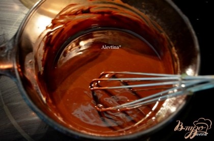 Приготовим шоколадную глазурь. Поставим сливки на огонь и как они закипят добавим шоколад, поломав на плитки. Снимем с огня, помешиваем, весь шоколад должен разойтись. Дадим остыть 2-3 мин.