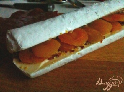 Сыр разрезать вдоль, смазать горчицей и уложить половинки абрикос.