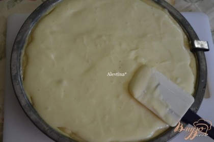 Приготовим 2й слой торта- сливочный сыр размягченный смешаем 1/3 стакана сахара до мягкого состояния,добавим 1я яйцо и 1 ч.л ванильный экстракт. Все перемешаем хорошо до единой консистенции.  Выльем поверх теста и разровняем.