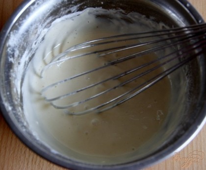 Из муки, кефира/йогурта, соли, сахара, 1 ст.л. раст.масла замесить густое тесто на оладьи, как сметана