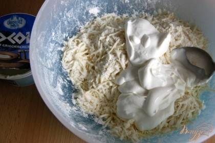 Добавить постепенно кефир или натуральный йогурт