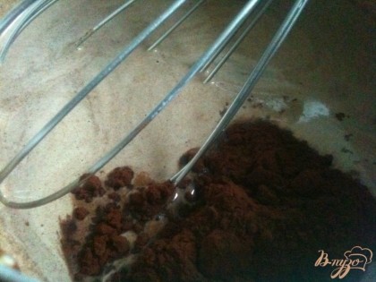 В сотейнике нагреть молоко с шоколадом , добавить какао порошок, сахар и размешать.