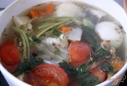 Я готовлю этот суп на овощном бульоне из подручных/замороженных корешков, овощей. Можно использовать мясные и/или даже рыбные бульоны.