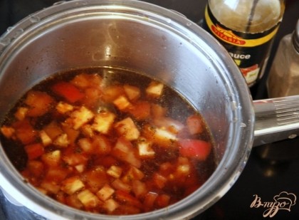 Добавить в бульон томаты. Когда суп закипит, добавить специи и соевый соус