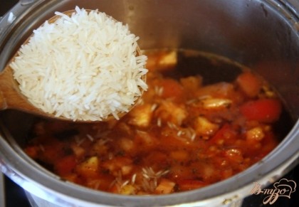 Добавить рис, варить до готовности риса (12-15 мин.)