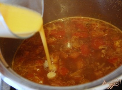 Яйцо взболтать вилкой и влить тонкой струйкой в горячий суп, постоянно помешивая.Готово!