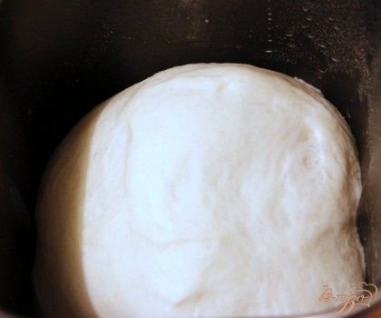 Дрожжи развести в тёплом молоке. Замесить дрожжевое тесто в хлебопечке (по инструкции) или завести вручную.