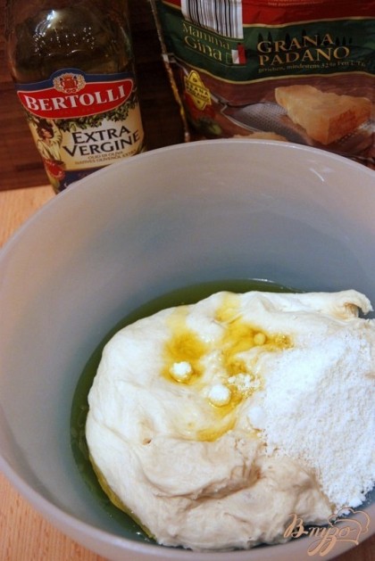 Добавить в тесто пармезан и оливковое масло, хорошо вымесить